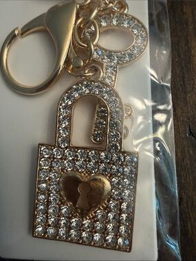 ItGirl Gold-tone Rhinestone Heart Padlock w/Key Keychain Charm